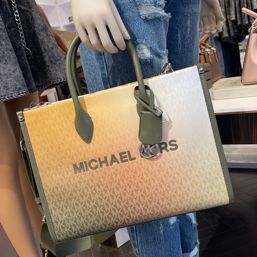 MICHAEL KORS Mirella Medium Ombré Signature Logo Tote Bag
Olive Combo
NWT - Picture 13 of 16